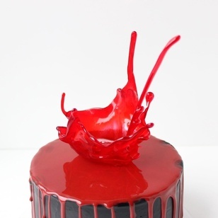 Торт с красными подтеками.