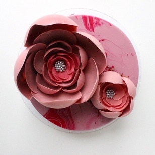 Муссовый торт с розовыми  пионами