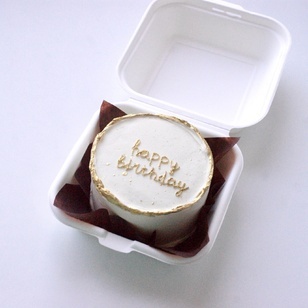 Бенто-торт c золотой надписью happy birthday