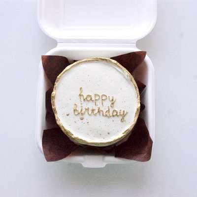 Бенто-торт c золотой надписью happy birthday